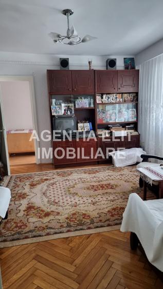 Apartament cu 3 camere semidecomandat în Central