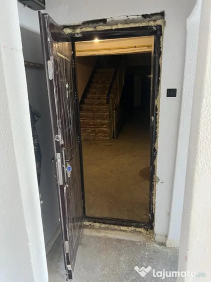 Garsonieră decomandată în Coman