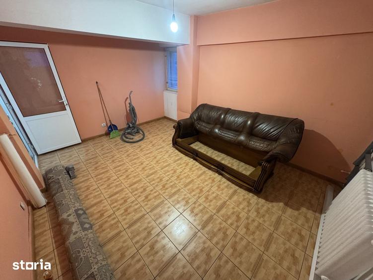 Apartament cu 3 camere decomandat în Far