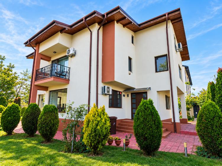 Casă individuală cu 5 camere cu Canalizare în Est