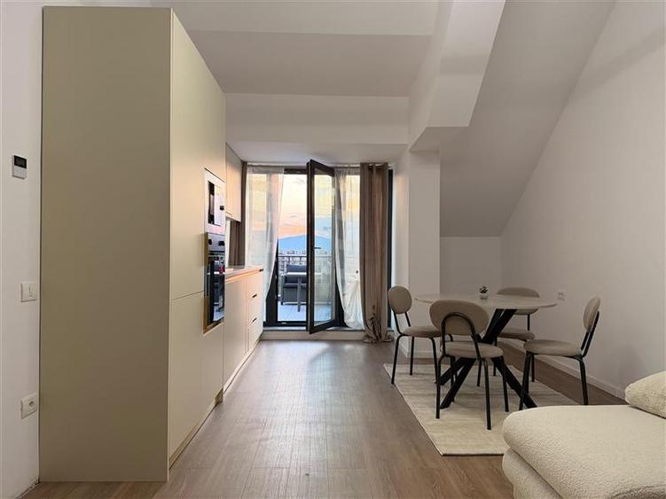 Apartament cu 3 camere decomandat, mobilat în Tractorul