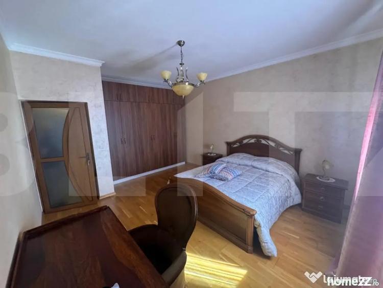 Casă cu 10 camere cu Teren 774 Mp în Central