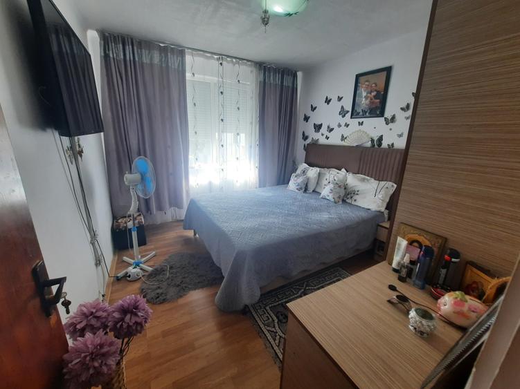 Apartament cu 3 camere semidecomandat în Militari