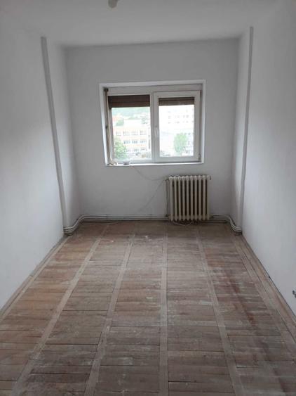 Apartament cu 3 camere decomandat în Deve