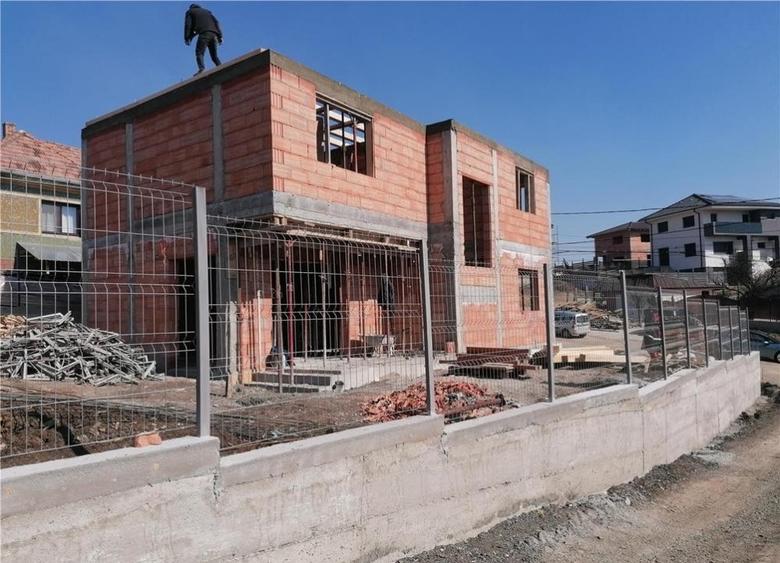 Casă individuală cu 4 camere cu Canalizare în Exterior Est