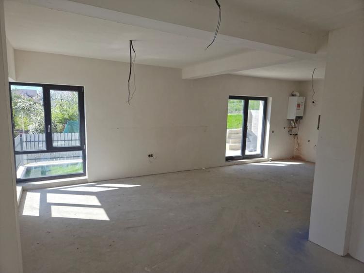 Casă cu 4 camere cu Canalizare în Dâmbul Rotund
