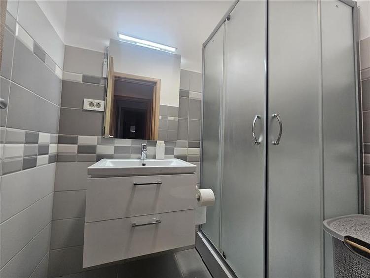 Apartament cu 3 camere semidecomandat, mobilat în Central
