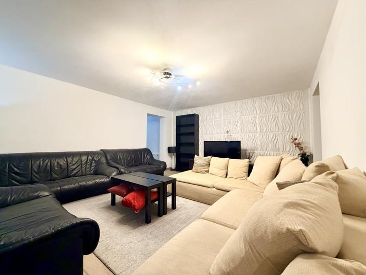 Apartament cu 4 camere semidecomandat, mobilat în P-ța Victoriei