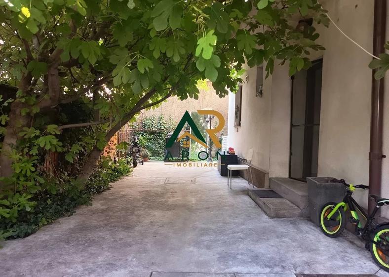 Casă individuală cu 6 camere cu Teren 150 Mp în Tineretului