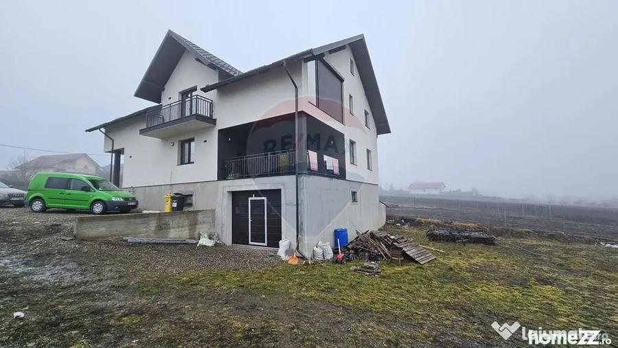 Casă cu 5 camere cu Teren 2500 Mp în Moara