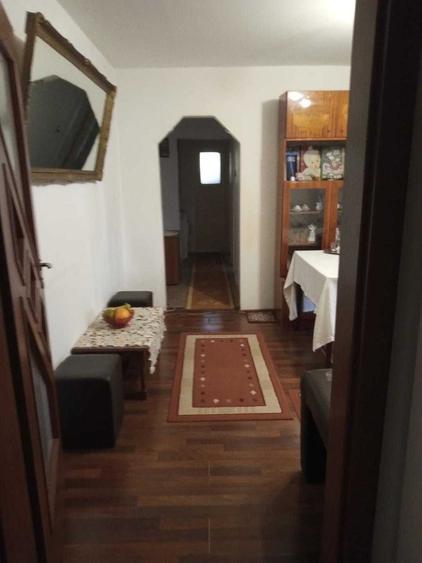 Apartament cu 4 camere semidecomandat în Rovine