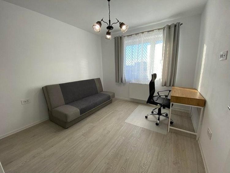 Apartament cu 3 camere decomandat în Tractorul