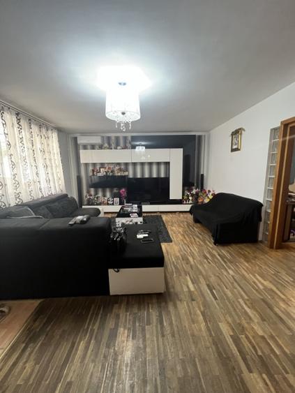 Casă individuală cu 5 camere cu Canalizare în Lacul Tei
