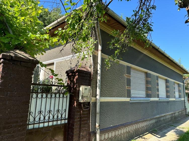 Casă individuală cu 5 camere cu Teren 1440 Mp în Central