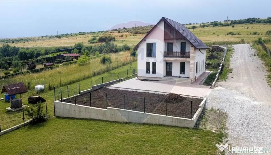 Casă cu 5 camere cu Teren 900 Mp în Sălicea