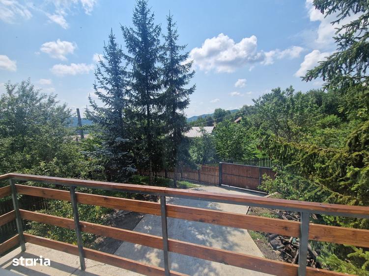 Casă cu 5 camere cu Teren 700 Mp în Ghioșești