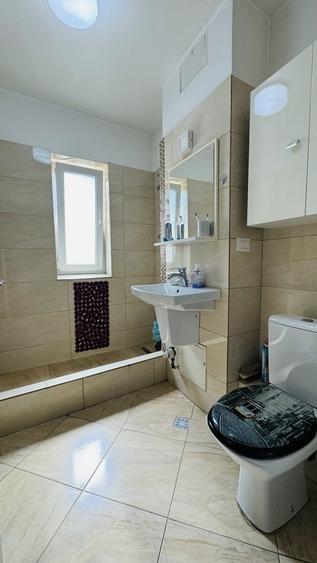 Apartament cu 3 camere semidecomandat, mobilat în Tineretului
