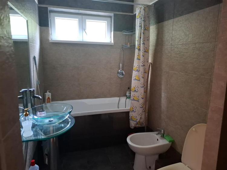 Apartament cu 3 camere semidecomandat în Podul de Piatră