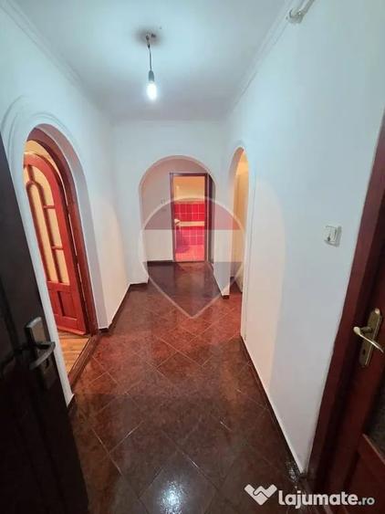 Apartament cu 3 camere decomandat în Central