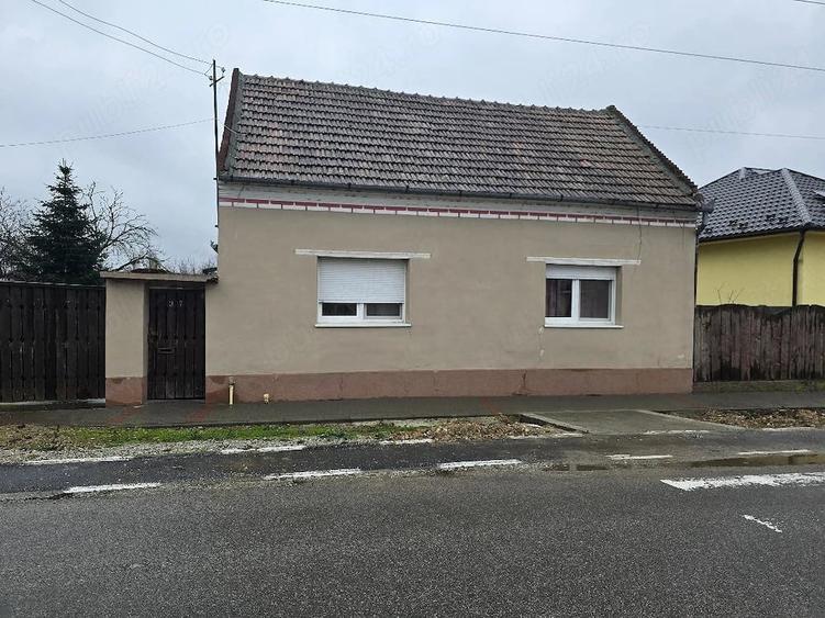 Casă cu 2 camere cu Teren 3040 Mp în Central