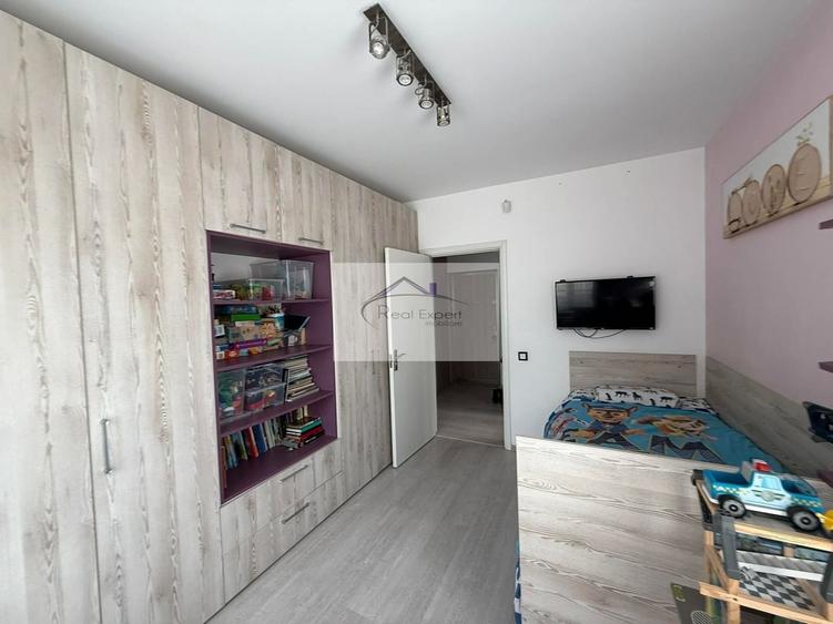 Apartament cu 3 camere decomandat în Europa
