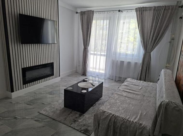 Apartament cu 3 camere semidecomandat , zona Centrala - 1