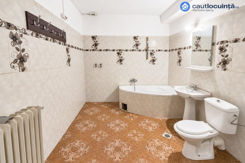 Casă individuală cu 7 camere cu Canalizare în Trafic Greu