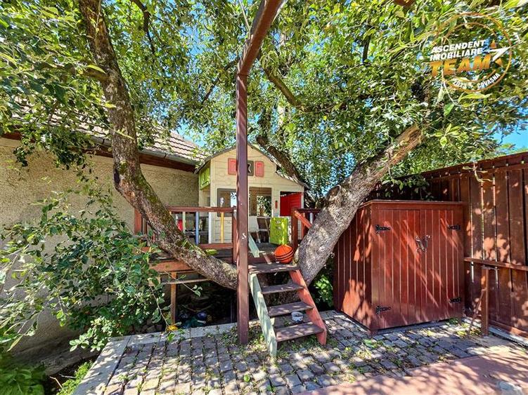 Casă individuală cu 7 camere cu Canalizare în Exterior Est