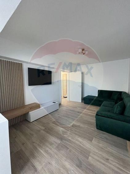 Apartament cu 4 camere decomandat, mobilat în Polivalentă