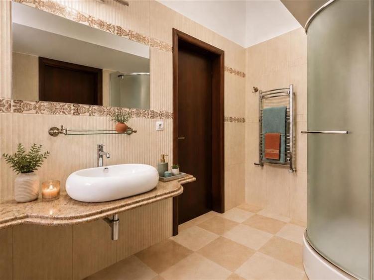 Casă cu 8 camere cu Teren 1000 Mp în Central