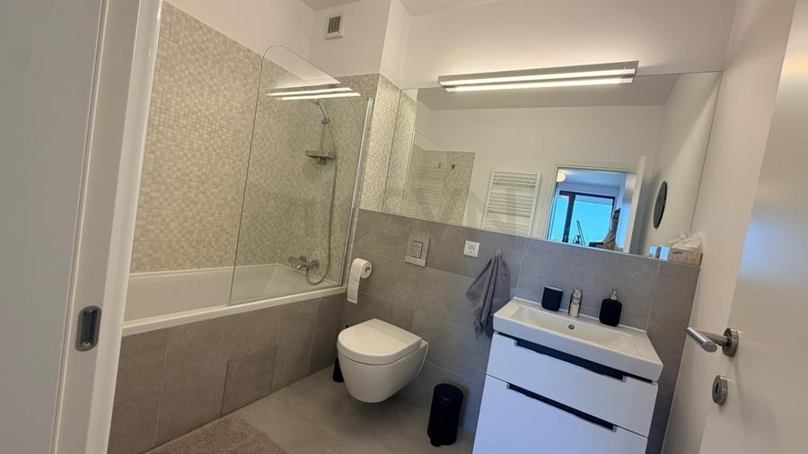 Apartament cu 3 camere semidecomandat, mobilat în Băneasa