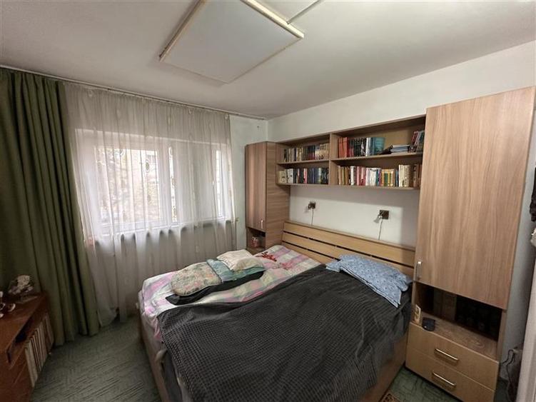 Apartament cu 3 camere semidecomandat în Girocului