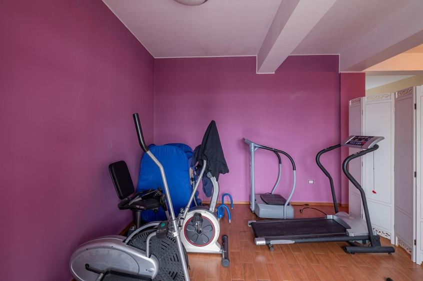 Casă individuală cu 8 camere cu Canalizare în Sud
