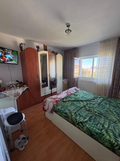 Apartament cu 3 camere decomandat, mobilat în Hotvon