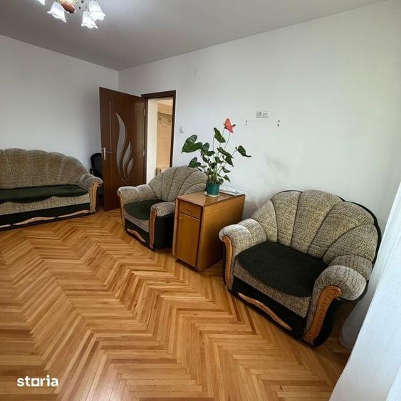 Apartament cu 3 camere semidecomandat în Săsar