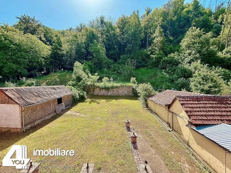 Casă cu 6 camere cu Teren 1180 Mp în Moneasa