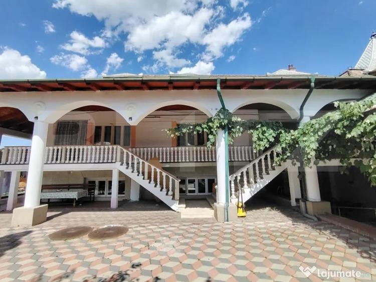 Casă cu 8 camere cu Teren 2235 Mp în Central