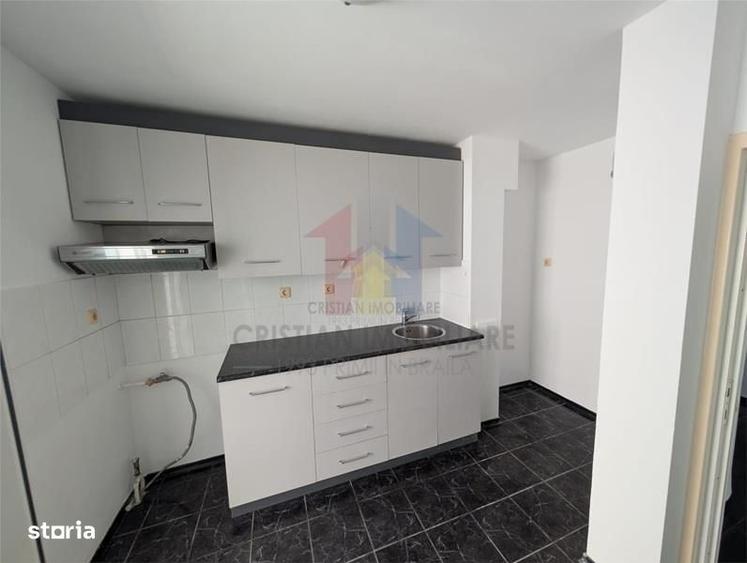 Apartament cu 3 camere decomandat în Calarași 4