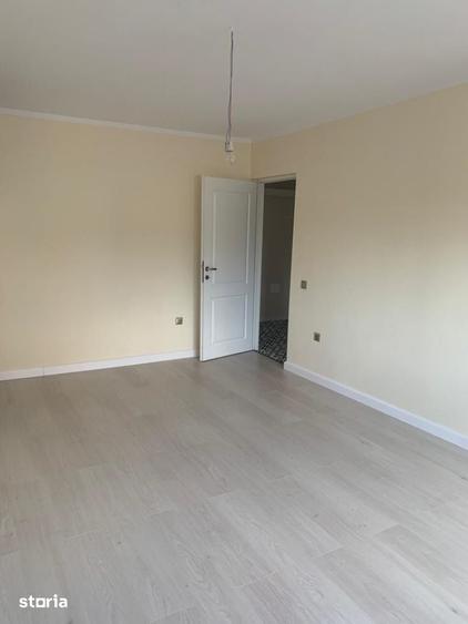 Apartament cu 3 camere decomandat în Girocului
