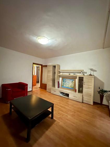 Apartament cu 3 camere decomandat în Tei