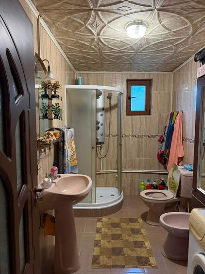 Casă individuală cu 5 camere cu Teren 1292 Mp în Peretu