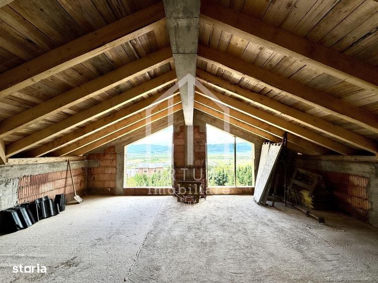 Apartament cu 4 camere în Cristian