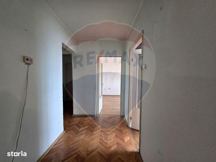 Apartament cu 3 camere decomandat în Cetate