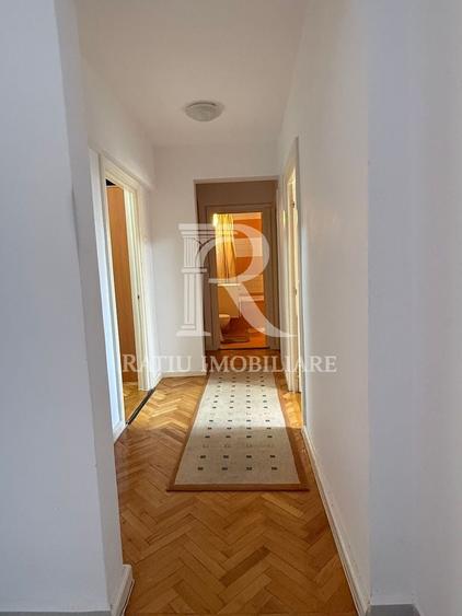 Apartament cu 4 camere decomandat, mobilat în Nufărul