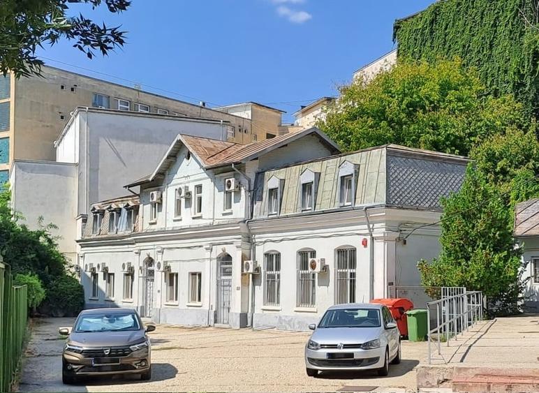 Casă individuală cu 13 camere cu Canalizare în Centrul Istoric