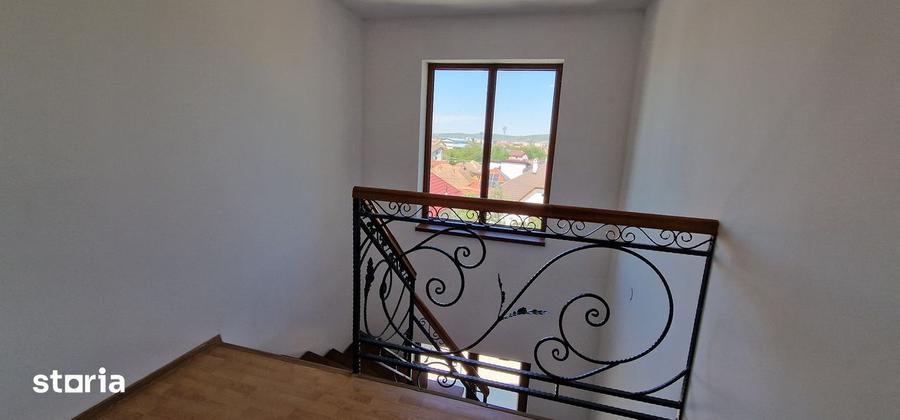 Casă cu 5 camere cu Teren 420 Mp în Trei Stejari