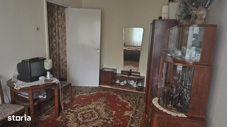 Apartament cu 3 camere semidecomandat în Gojdu