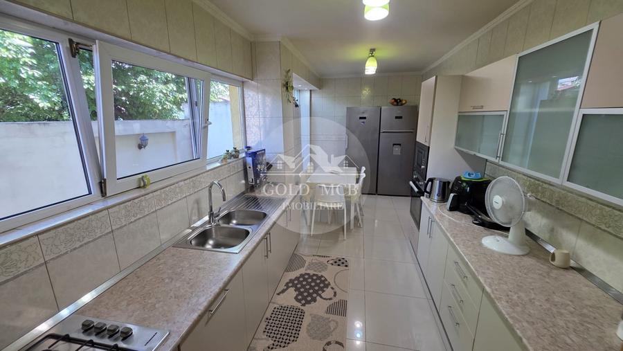 Casă individuală cu 6 camere cu Canalizare în Colentina