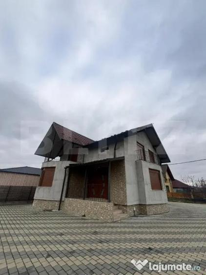 Casă cu 5 camere cu Teren 5000 Mp în Unirea