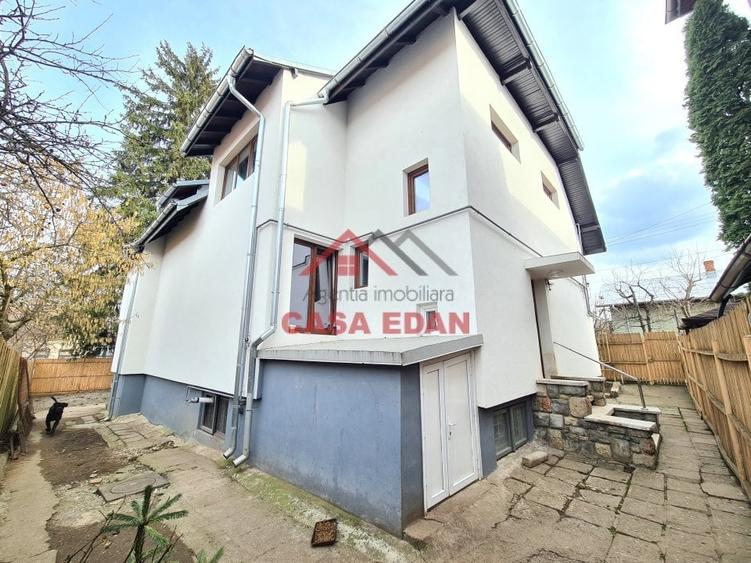 Casă individuală cu 7 camere cu Teren 304 Mp în Central